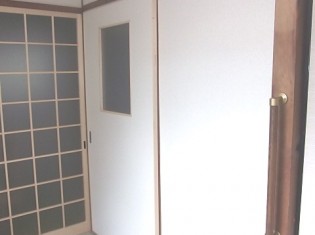 段差解消する事で建具が合わなくなるので新しくしました