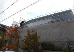 塗装前に足場を組んでいきます
