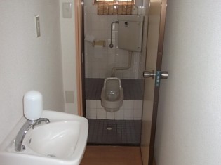 デイサービス　トイレ入替前