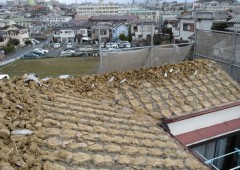 和瓦の下には土が大量に敷かれています