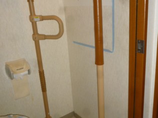 トイレの手摺取替リフォーム前