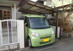 駐車場の門柱を解体します。