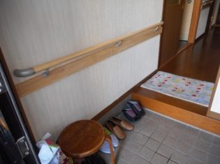 玄関に手すりを取り付けました