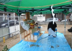 あいにくの雨の中で地鎮祭