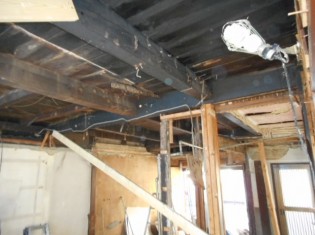 天井を取ると立派な梁がありました。